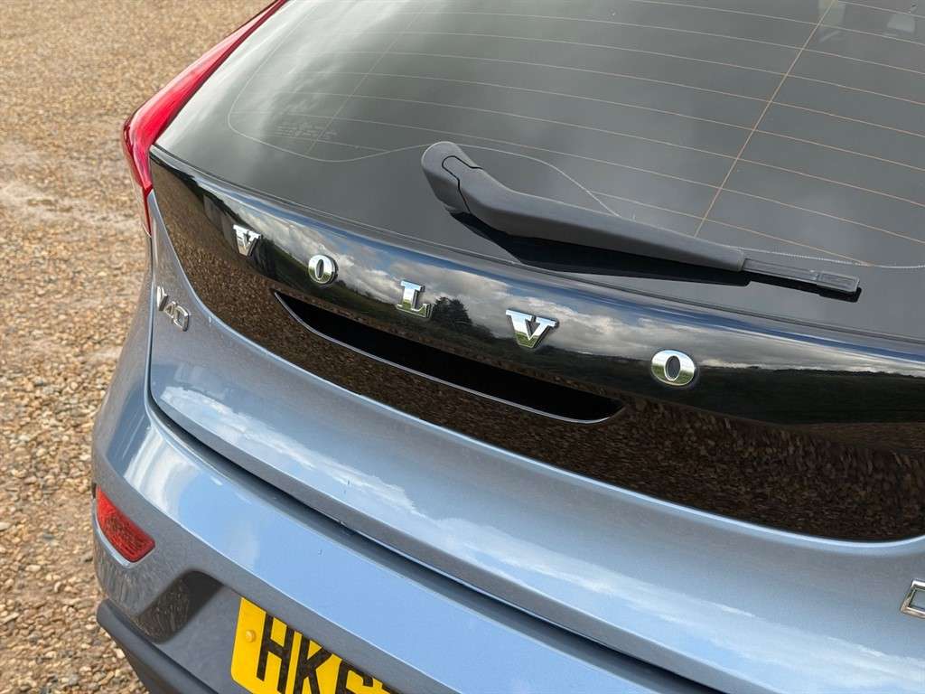 2017 VOLVO V40 2017 VOLVO V40