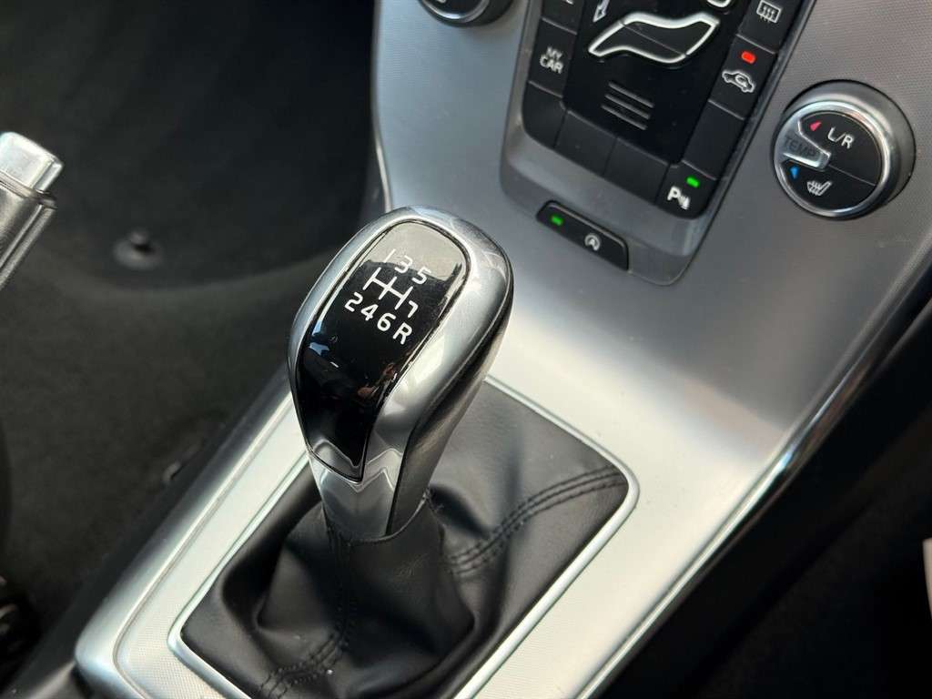 2017 VOLVO V40 2017 VOLVO V40
