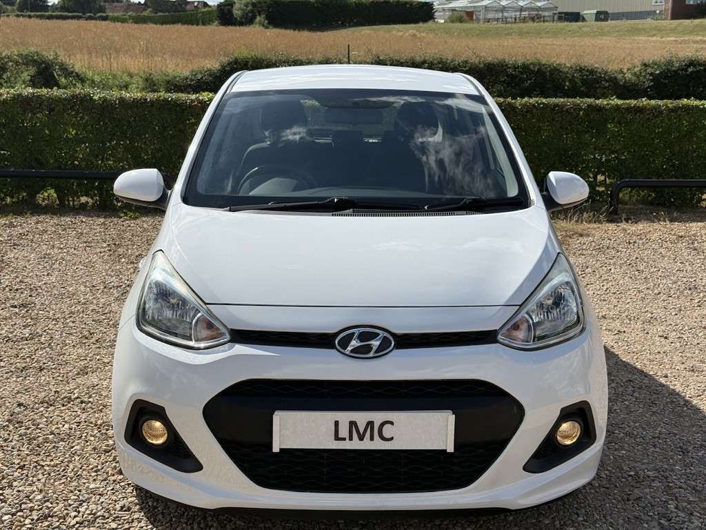 A 2015 HYUNDAI I10 1.0 SE Hatchback 5dr Petrol Manual Euro 6 (66 ps) A 2015 HYUNDAI I10 1.0 SE Hatchback 5dr Petrol Manual Euro 6 (66 ps)