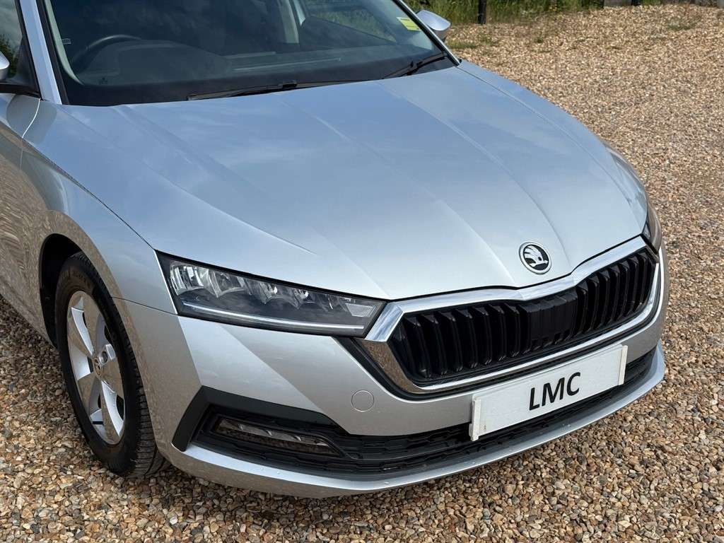 A 2021 SKODA OCTAVIA 1.5 TSI ACT SE First Edition Hatchback 5dr Petrol A 2021 SKODA OCTAVIA 1.5 TSI ACT SE First Edition Hatchback 5dr Petrol