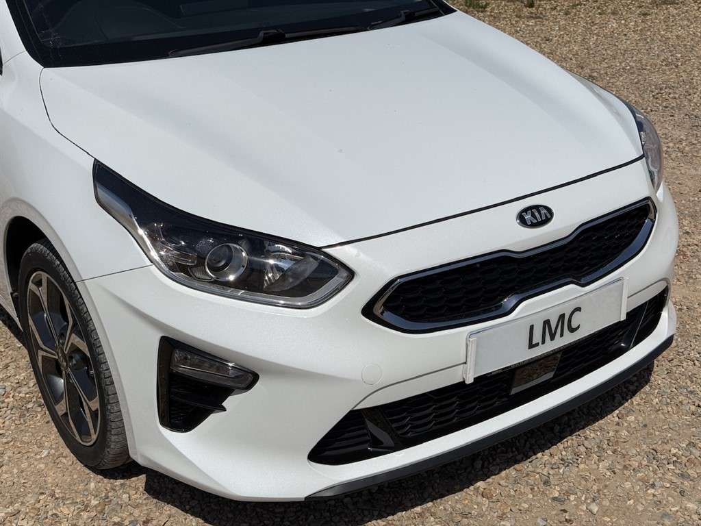 A 2020 KIA CEED 1.0 T-GDi 3 Hatchback 5dr Petrol Manual Euro 6 (s/ A 2020 KIA CEED 1.0 T-GDi 3 Hatchback 5dr Petrol Manual Euro 6 (s/
