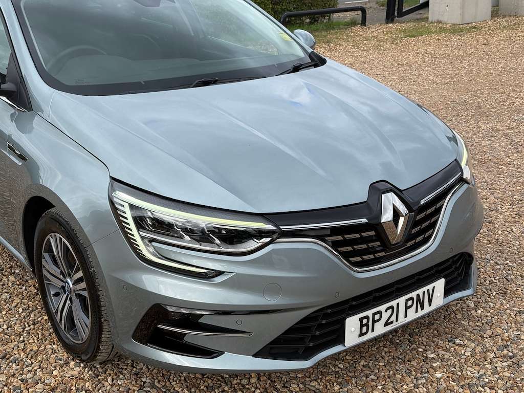 A 2021 RENAULT MEGANE 1.6 E-TECH 9.8kWh Iconic Sport Tourer 5dr Petrol P A 2021 RENAULT MEGANE 1.6 E-TECH 9.8kWh Iconic Sport Tourer 5dr Petrol P