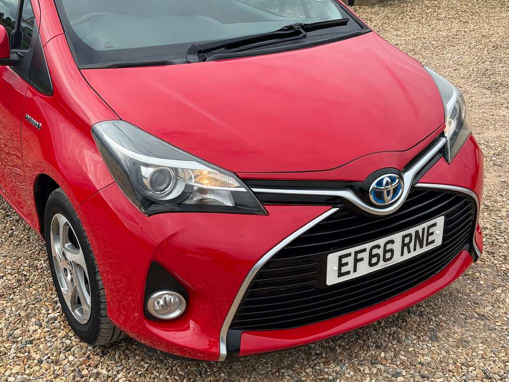 A 2016 TOYOTA YARIS 1.5 VVT-h Icon Hatchback 5dr Petrol Hybrid E-CVT E A 2016 TOYOTA YARIS 1.5 VVT-h Icon Hatchback 5dr Petrol Hybrid E-CVT E