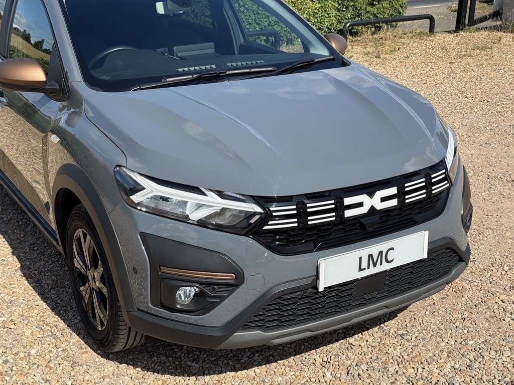 A 2024 DACIA JOGGER 1.6 Hybrid EXTREME MPV 5dr Petrol Hybrid Auto Euro A 2024 DACIA JOGGER 1.6 Hybrid EXTREME MPV 5dr Petrol Hybrid Auto Euro