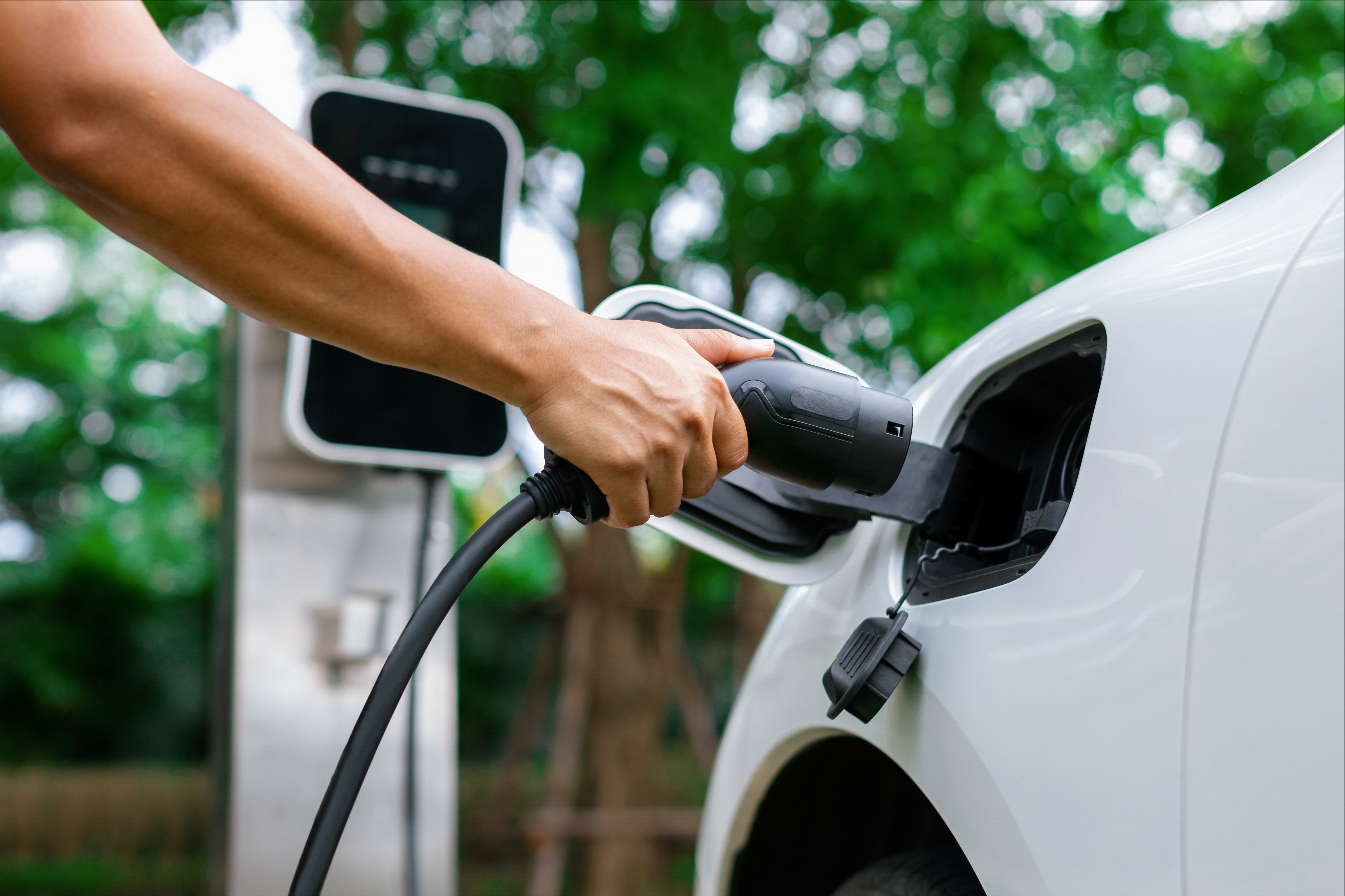 Major Automakers Pushed for Easing or Postponement of UK Electric Vehicle Regulations