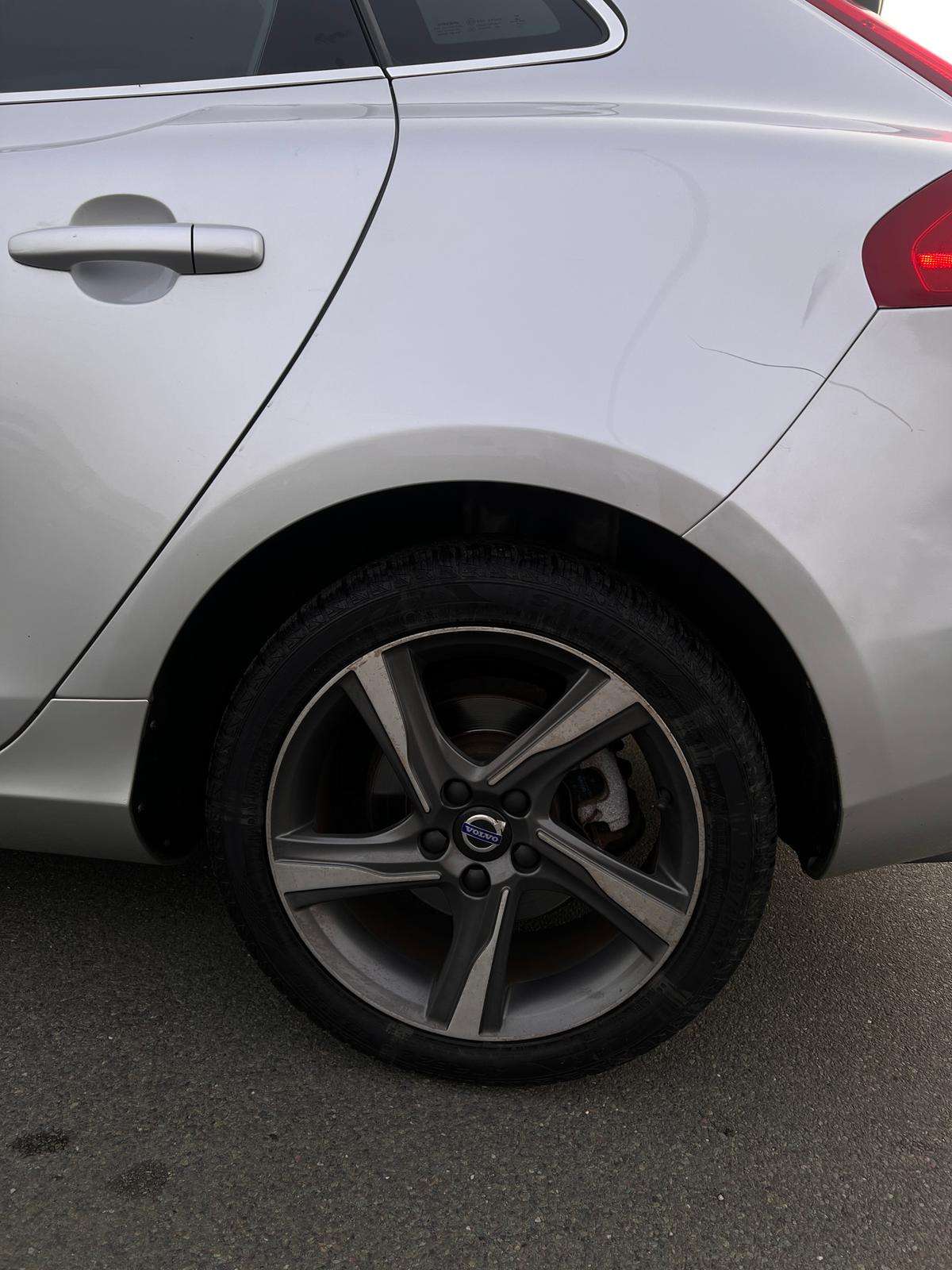 2015 VOLVO V40 2015 VOLVO V40