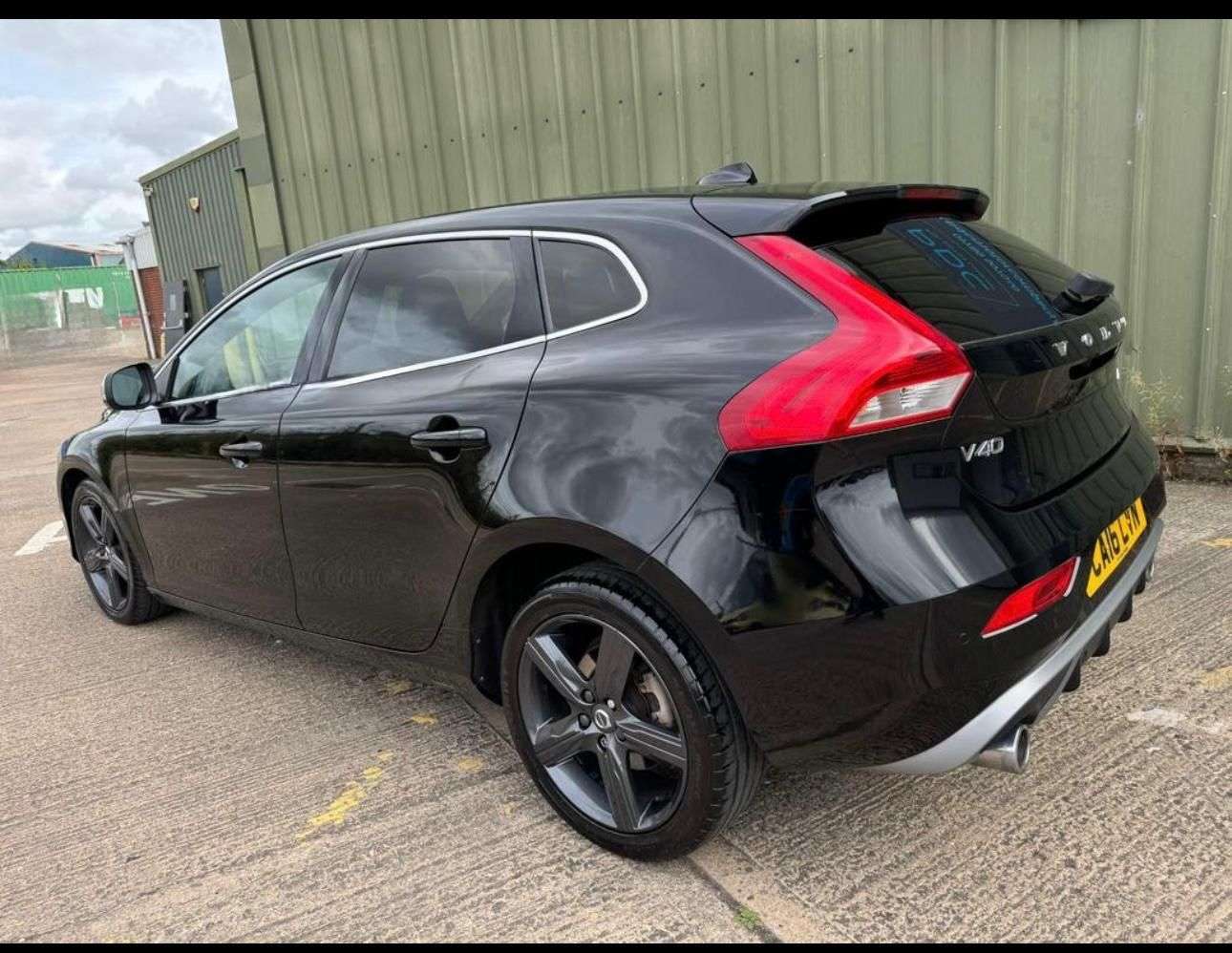 A 2016 VOLVO V40 A 2016 VOLVO V40