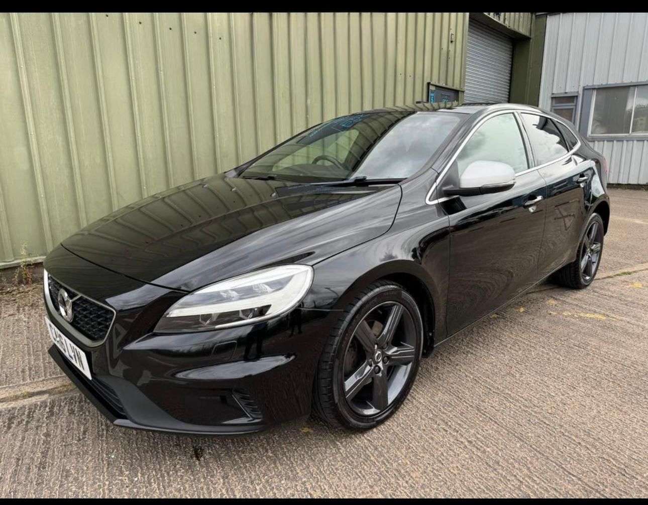 A 2016 VOLVO V40 A 2016 VOLVO V40