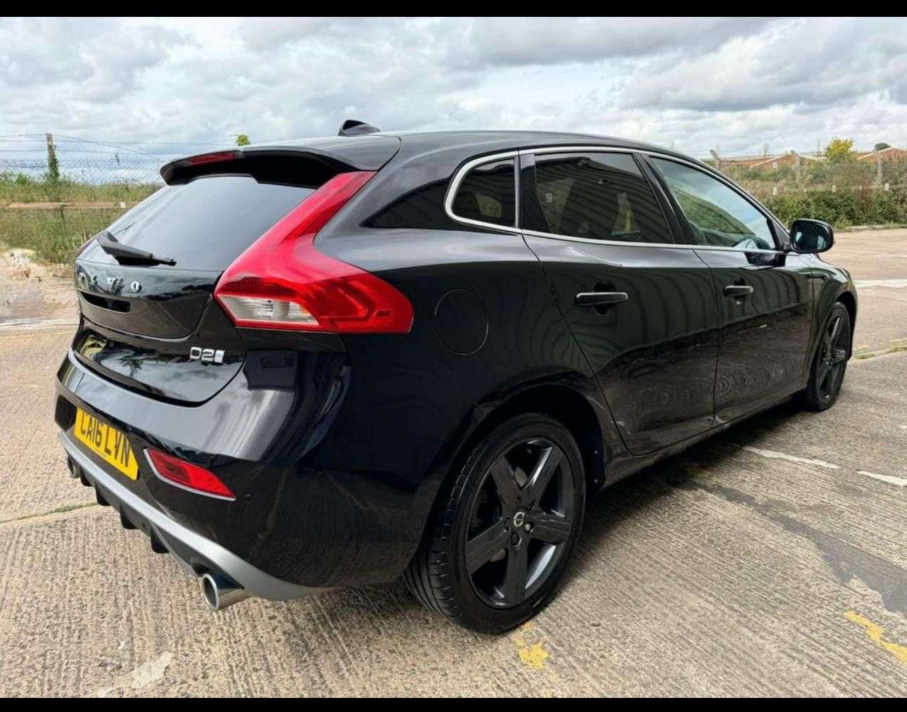 A 2016 VOLVO V40 A 2016 VOLVO V40