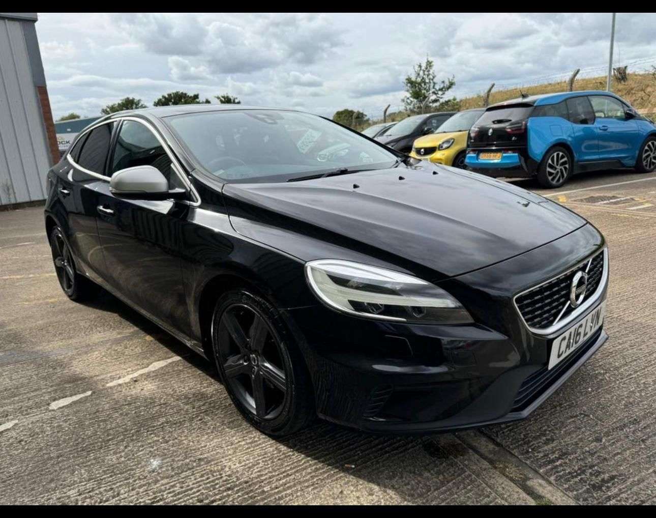 A 2016 VOLVO V40 A 2016 VOLVO V40