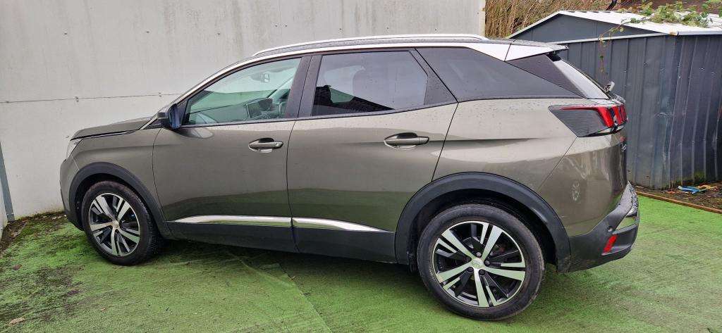 A 2017 PEUGEOT 3008 Allure Blue Hdi S/s A 2017 PEUGEOT 3008 Allure Blue Hdi S/s