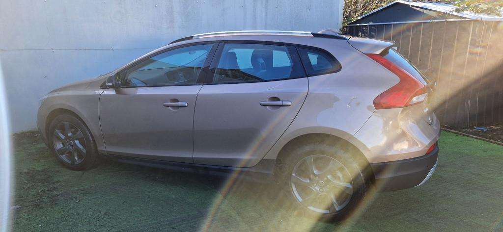 2014 VOLVO V40 (AUTOMATIC) 2014 VOLVO V40 (AUTOMATIC)