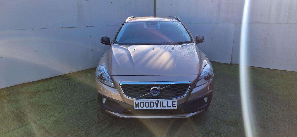 A 2014 VOLVO V40 (AUTOMATIC) Cross Country Luxury D2 Auto A 2014 VOLVO V40 (AUTOMATIC) Cross Country Luxury D2 Auto