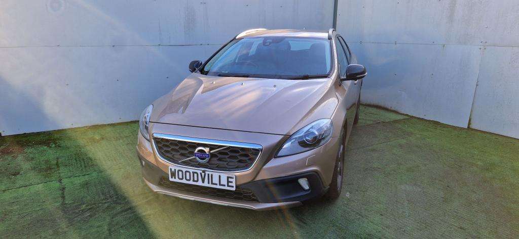 A 2014 VOLVO V40 (AUTOMATIC) Cross Country Luxury D2 Auto A 2014 VOLVO V40 (AUTOMATIC) Cross Country Luxury D2 Auto