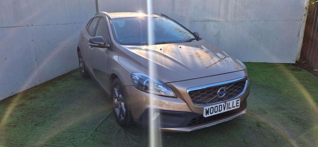 A 2014 VOLVO V40 (AUTOMATIC) Cross Country Luxury D2 Auto A 2014 VOLVO V40 (AUTOMATIC) Cross Country Luxury D2 Auto