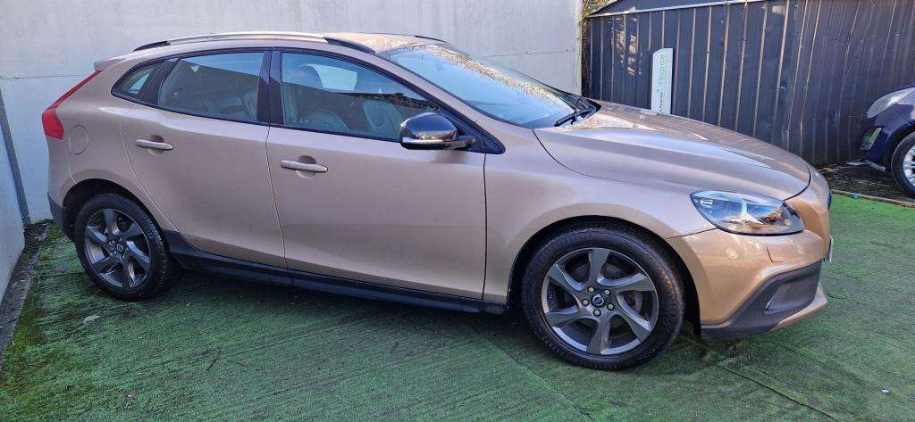 A 2014 VOLVO V40 (AUTOMATIC) Cross Country Luxury D2 Auto A 2014 VOLVO V40 (AUTOMATIC) Cross Country Luxury D2 Auto