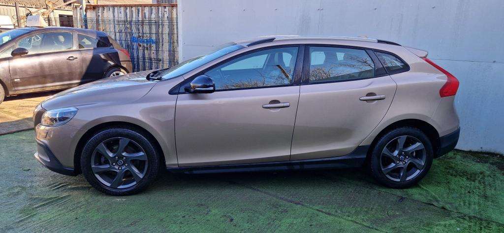 2014 VOLVO V40 (AUTOMATIC) 2014 VOLVO V40 (AUTOMATIC)