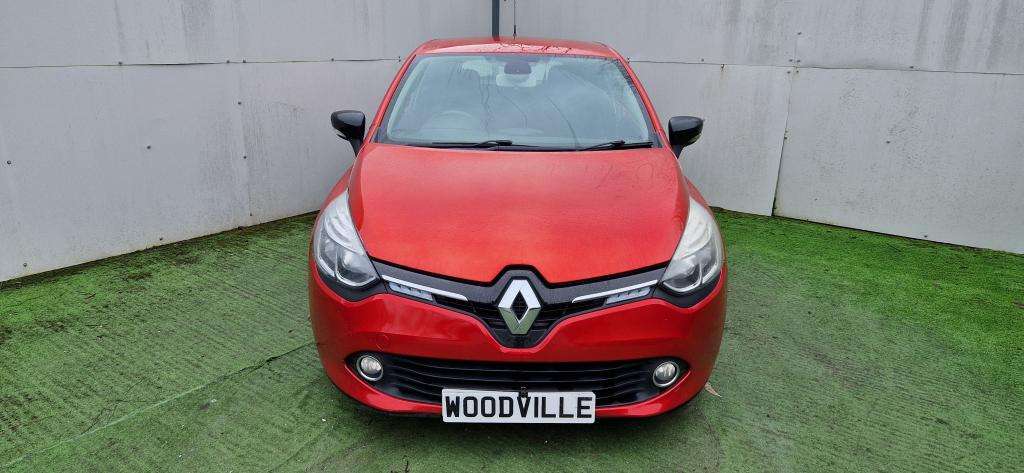 A 2015 RENAULT CLIO Dynamique Nav 16v A 2015 RENAULT CLIO Dynamique Nav 16v