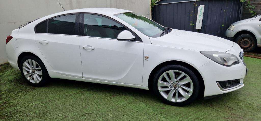 A 2015 VAUXHALL INSIGNIA Sri A 2015 VAUXHALL INSIGNIA Sri