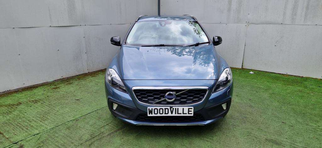 A 2013 VOLVO V40 Cross Country Luxury D2 Auto A 2013 VOLVO V40 Cross Country Luxury D2 Auto