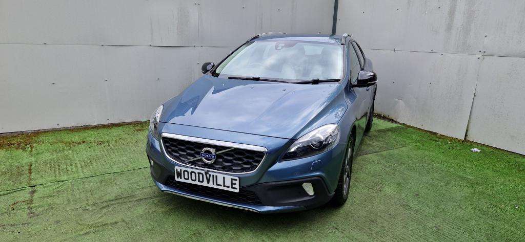 A 2013 VOLVO V40 Cross Country Luxury D2 Auto A 2013 VOLVO V40 Cross Country Luxury D2 Auto