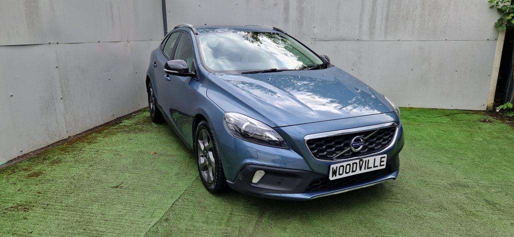 A 2013 VOLVO V40 Cross Country Luxury D2 Auto A 2013 VOLVO V40 Cross Country Luxury D2 Auto