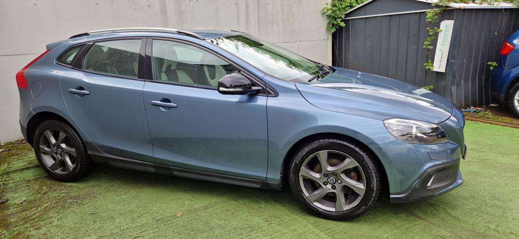 A 2013 VOLVO V40 Cross Country Luxury D2 Auto A 2013 VOLVO V40 Cross Country Luxury D2 Auto