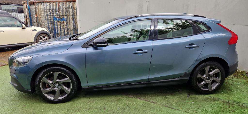 2013 VOLVO V40 2013 VOLVO V40