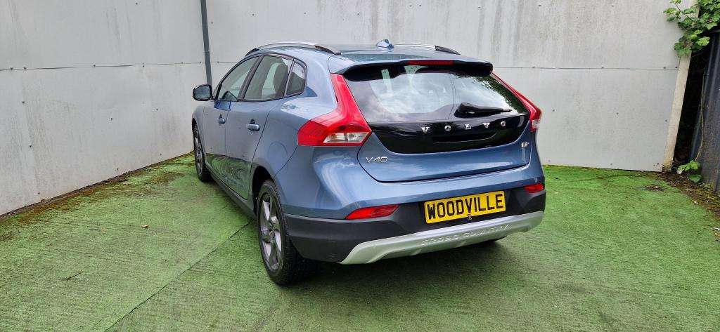 2013 VOLVO V40 2013 VOLVO V40