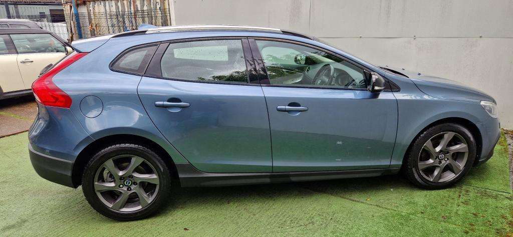 2013 VOLVO V40 2013 VOLVO V40
