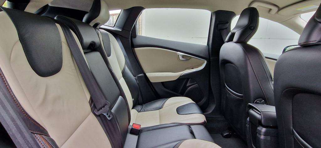 2013 VOLVO V40 2013 VOLVO V40