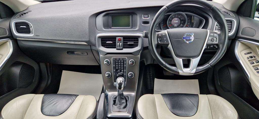 2013 VOLVO V40 2013 VOLVO V40