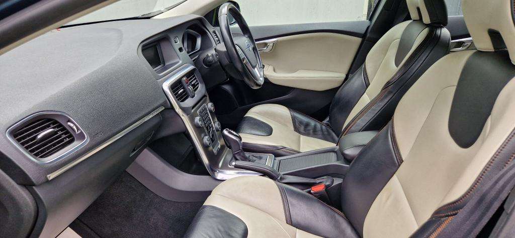 2013 VOLVO V40 2013 VOLVO V40