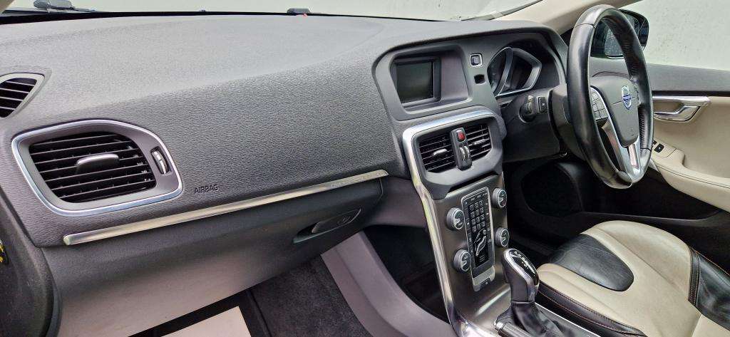 2013 VOLVO V40 2013 VOLVO V40