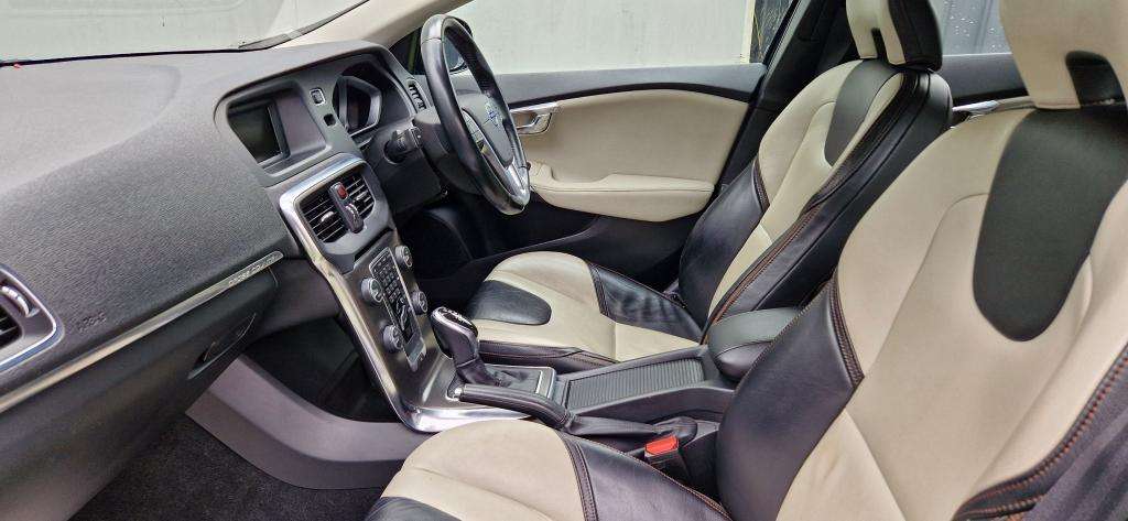 2013 VOLVO V40 2013 VOLVO V40