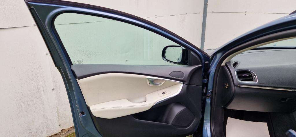 2013 VOLVO V40 2013 VOLVO V40