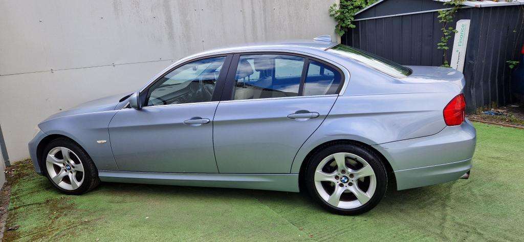 A 2011 BMW 3 SERIES 318i Exclusive Edition A 2011 BMW 3 SERIES 318i Exclusive Edition