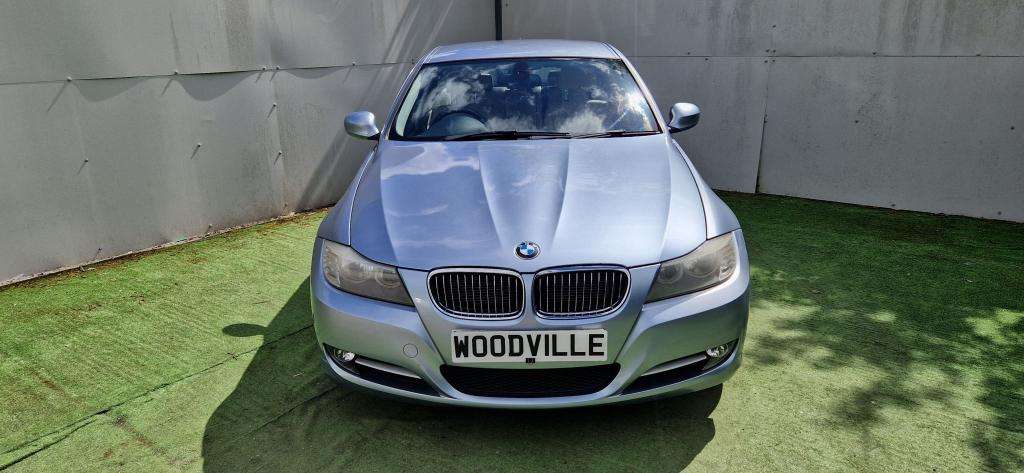 A 2011 BMW 3 SERIES 318i Exclusive Edition A 2011 BMW 3 SERIES 318i Exclusive Edition