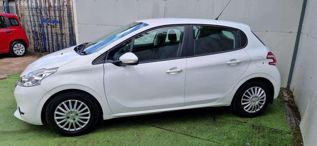 A 2014 PEUGEOT 208 Access+ A 2014 PEUGEOT 208 Access+