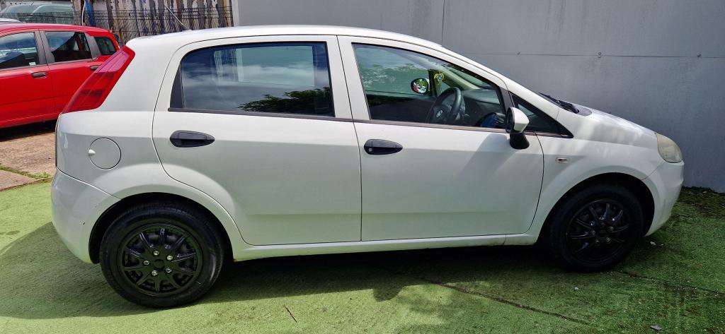 A 2009 FIAT GRANDE PUNTO Active 77 A 2009 FIAT GRANDE PUNTO Active 77