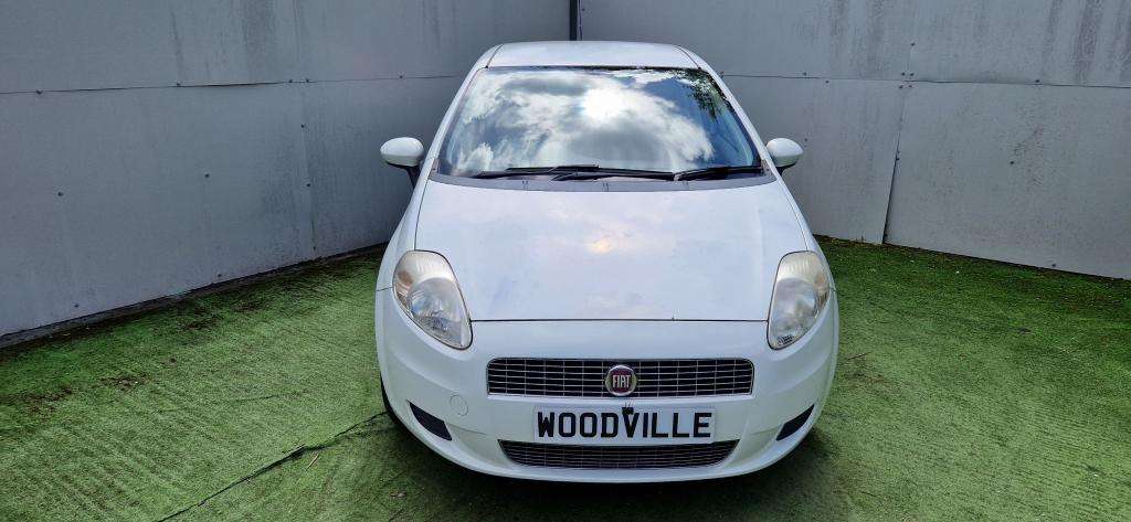A 2009 FIAT GRANDE PUNTO Active 77 A 2009 FIAT GRANDE PUNTO Active 77
