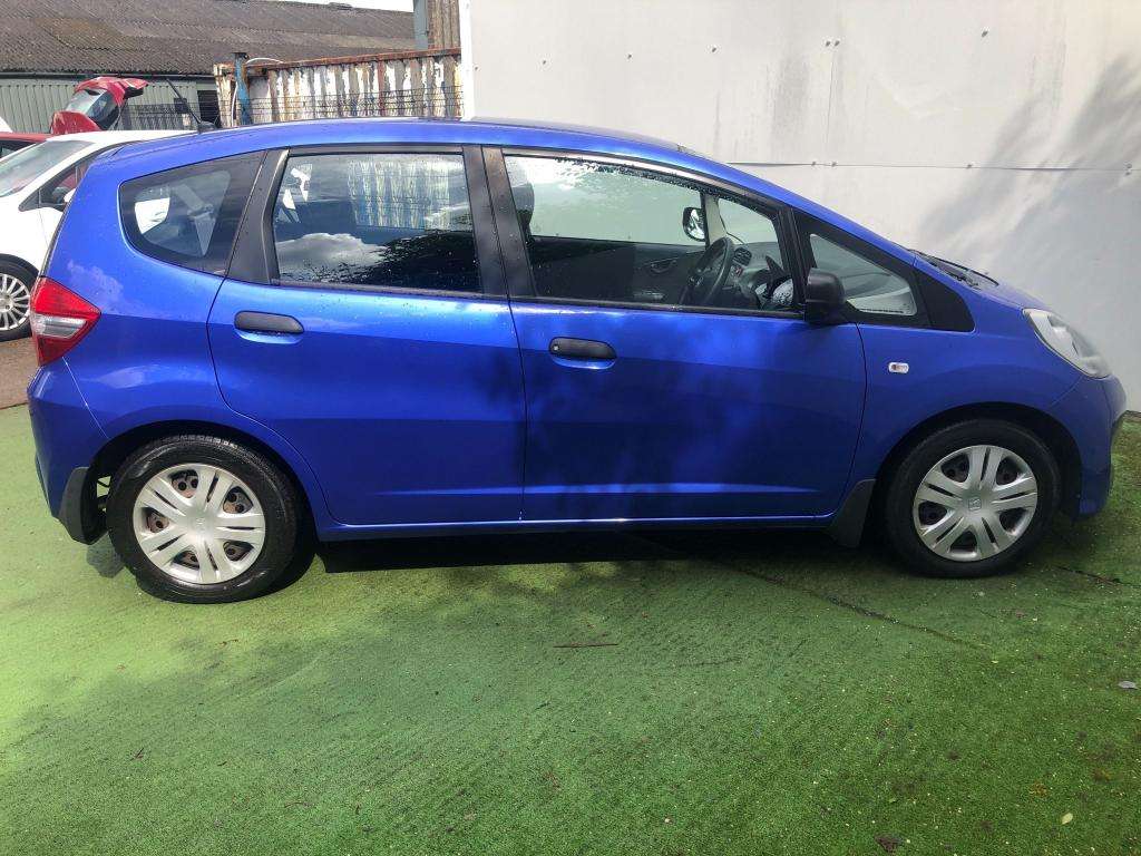 A 2013 HONDA JAZZ I-vtec S A 2013 HONDA JAZZ I-vtec S