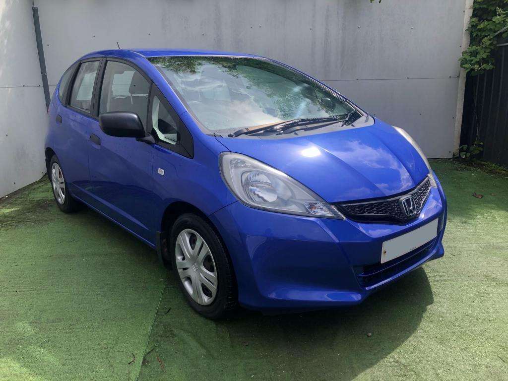 A 2013 HONDA JAZZ I-vtec S A 2013 HONDA JAZZ I-vtec S