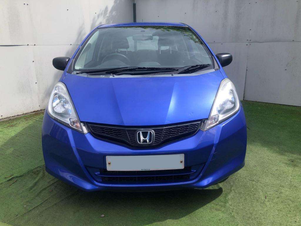 A 2013 HONDA JAZZ I-vtec S A 2013 HONDA JAZZ I-vtec S