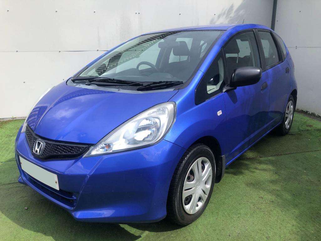 A 2013 HONDA JAZZ I-vtec S A 2013 HONDA JAZZ I-vtec S