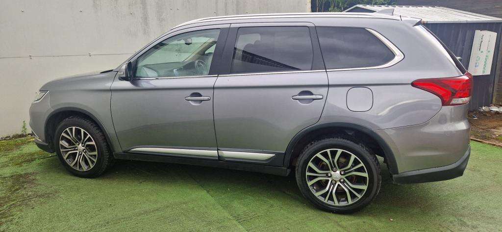 A 2017 MITSUBISHI OUTLANDER Di-d 3 A 2017 MITSUBISHI OUTLANDER Di-d 3