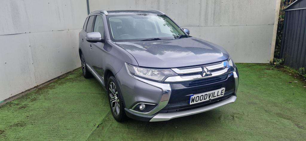 A 2017 MITSUBISHI OUTLANDER Di-d 3 A 2017 MITSUBISHI OUTLANDER Di-d 3