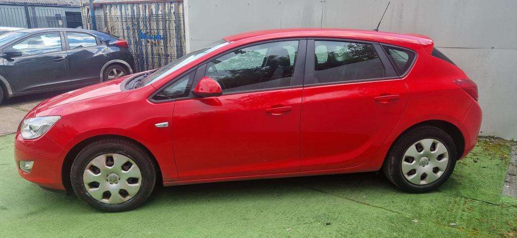 A 2012 VAUXHALL ASTRA Exclusive Auto A 2012 VAUXHALL ASTRA Exclusive Auto