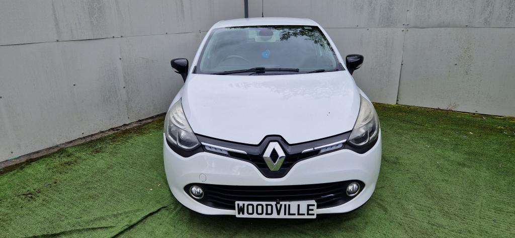 A 2014 RENAULT CLIO Dynamique Medianav A 2014 RENAULT CLIO Dynamique Medianav