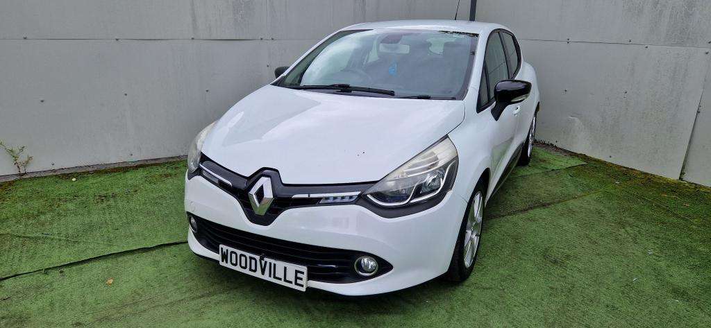 A 2014 RENAULT CLIO Dynamique Medianav A 2014 RENAULT CLIO Dynamique Medianav